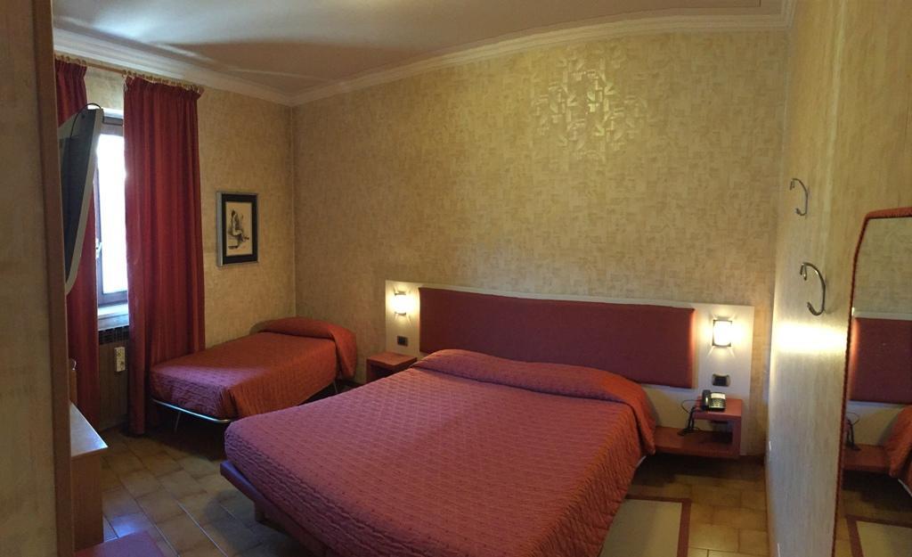 Euro Hotel Едоло Екстериор снимка