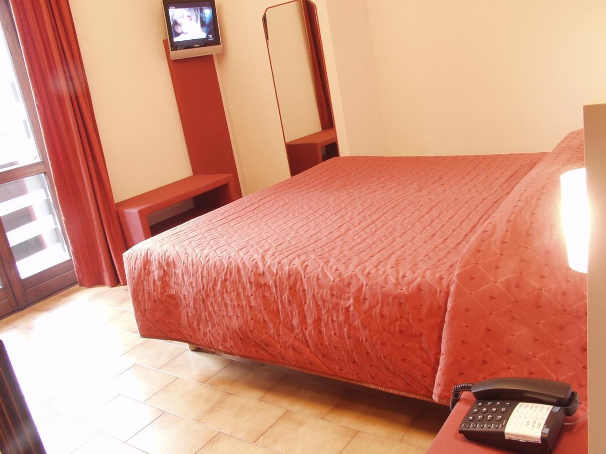 Euro Hotel Едоло Екстериор снимка