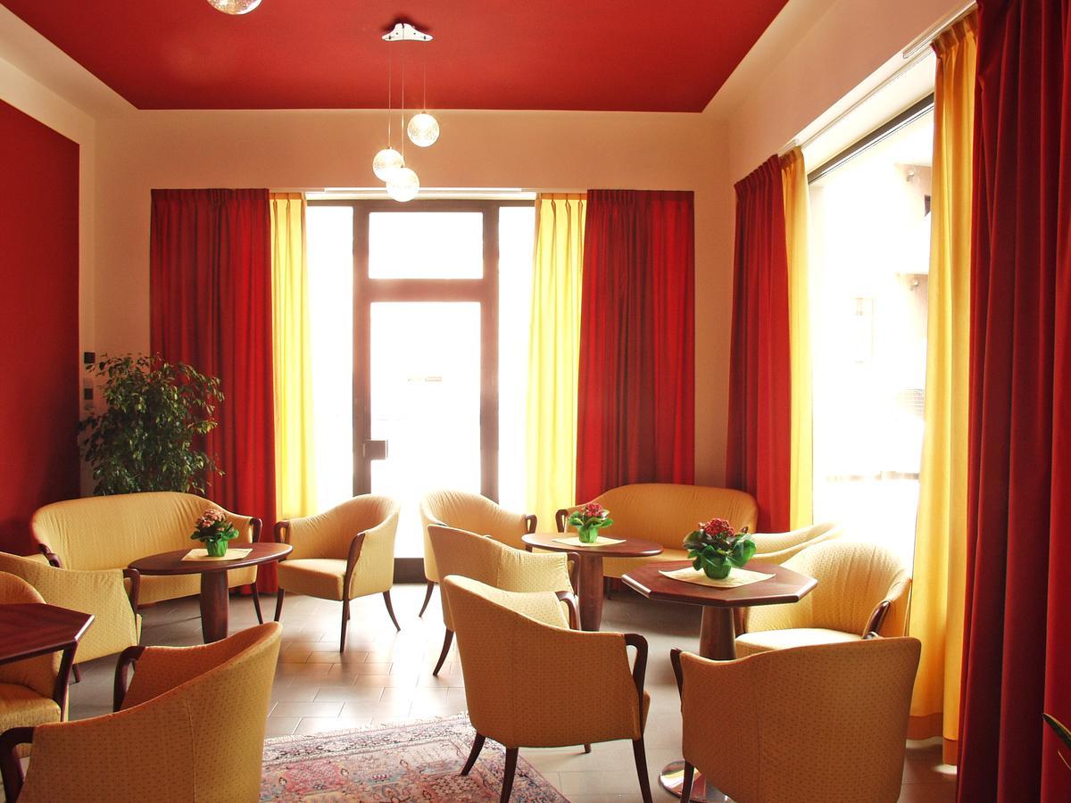 Euro Hotel Едоло Екстериор снимка